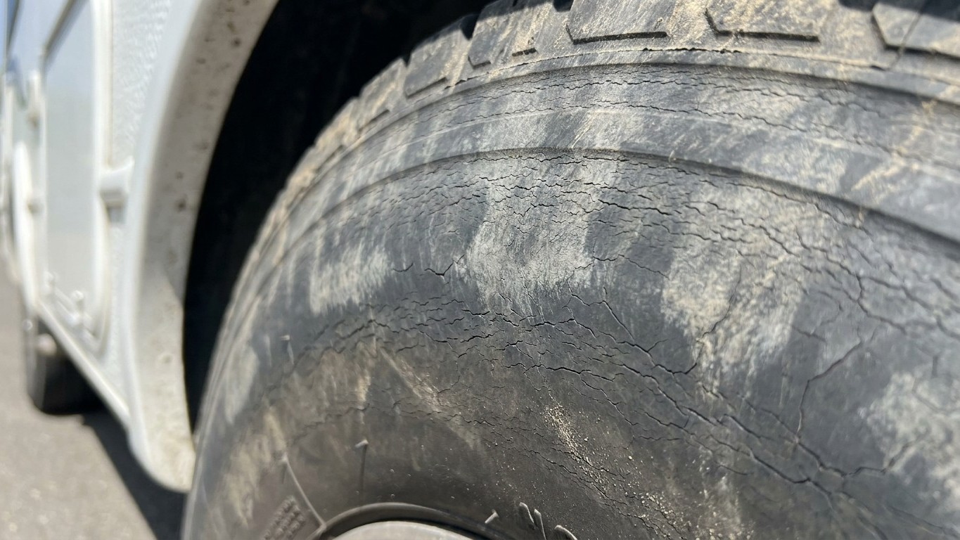 « Je pensais que mes pneus étaient encore bons » : pourquoi l'usure de la gomme n'est plus le bon critère sur un camping-car