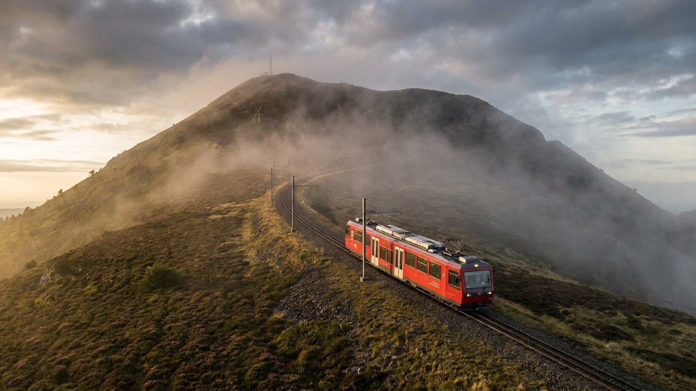 Fini la montée en voiture au sommet du puy de Dôme : en 2026, il ne reste que deux façons d'arriver là-haut
