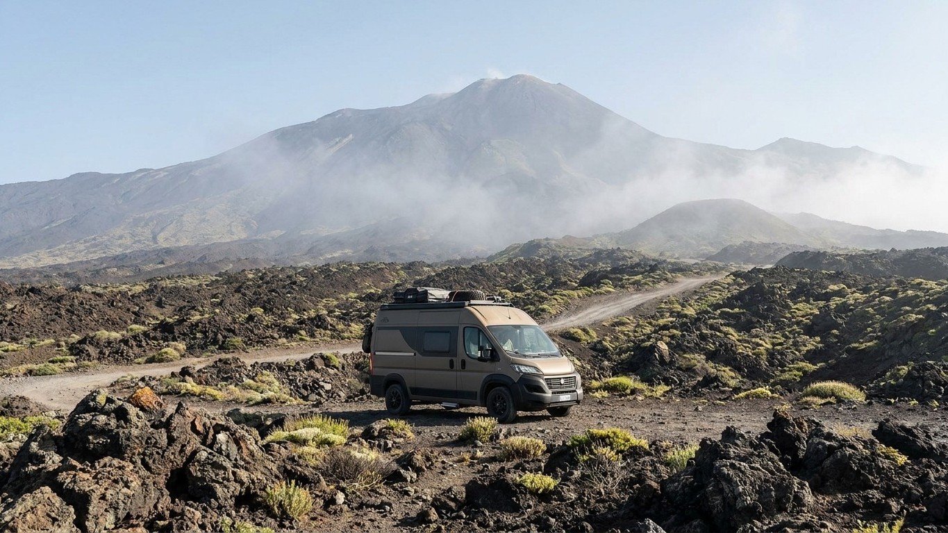 J'ai grimpé jusqu'au dernier parking de l'Etna avec le fourgon juste pour voir les cratères de près : au-dessus, il me man...